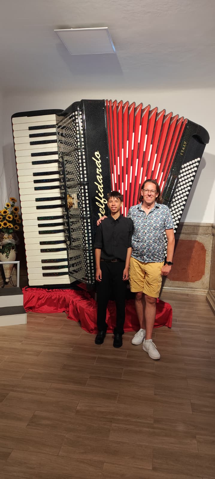 Jonas Hiller mit Ausbilder Gregor Heinrich